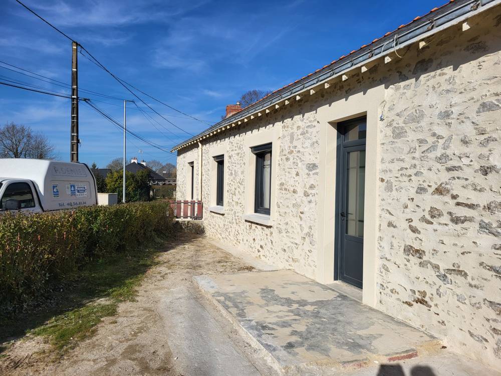 maison renovation pierre blanche et haie