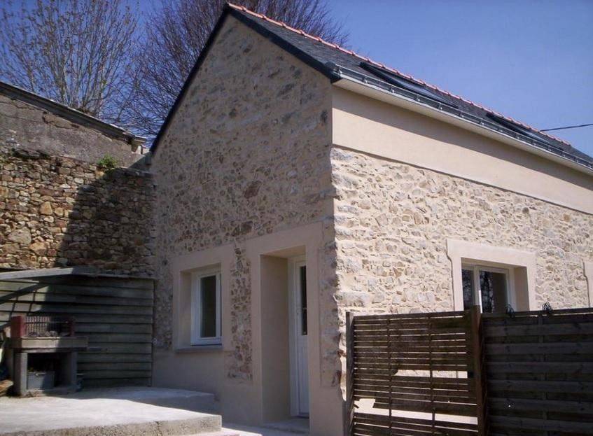 maison renovation blanche et mur en bois